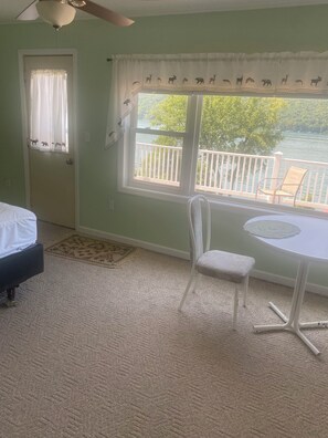 1 bedroom, WiFi, bed sheets - Cool house with AC in charming Dundee with gorgeous views of the lake (Dundee)