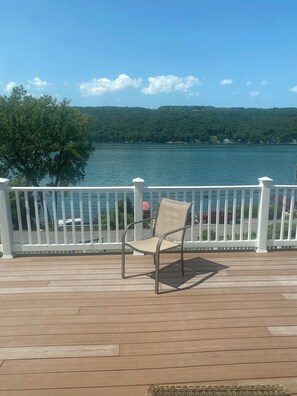 Terrace/patio - Cool house with AC in charming Dundee with gorgeous views of the lake (Dundee)