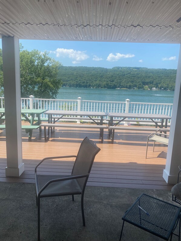 Outdoor dining - Cool house with AC in charming Dundee with gorgeous views of the lake (Dundee)