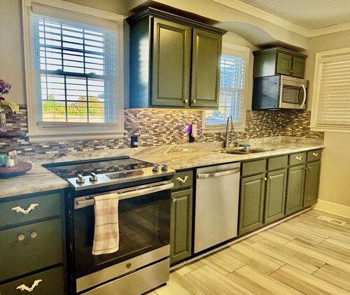 Farmhouse with plush towels & linens, fully fenced for pets, playroom for kids