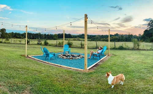 Fainting Goats Farmhouse Retreat • Goats • Chickens • Fire Pit