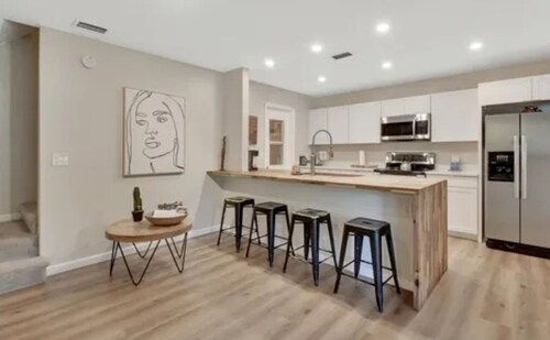 Beach side family friendly Happy Home, steps from no drive beach.