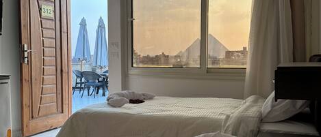 Habitación doble Deluxe, 2 camas individuales, vista a la montaña | Artículos del minibar gratis y caja de seguridad en la habitación