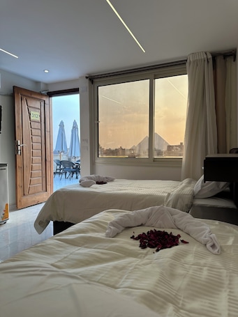 Minibar con artículos gratuitos y caja de seguridad en la habitación . Sun 3 Pyramids Inn