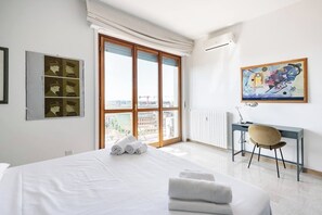 3 bedrooms, in-room safe, desk, iron/ironing board - Bright apt. Duomo overview (Milano)