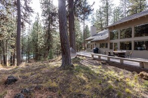 Outdoor dining - Rockrose- Perfect multifamily home(new Management) (Sisters)