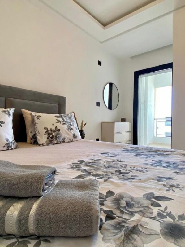 1 bedroom, bed sheets - Charming One Bedroom Apartment with Modern Amenities! (Tunis)