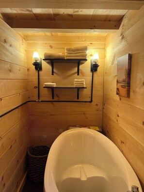 Towels, toilet paper - Cozy Cabin  (Webster)