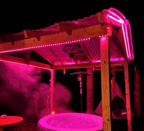 Outdoor spa tub - Cozy Cabin  (Webster)