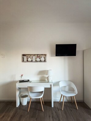 Escritorio, espacio para trabajar con laptop y cortinas blackout