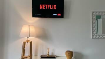 Una scrivania, postazione laptop, tende oscuranti, insonorizzazione