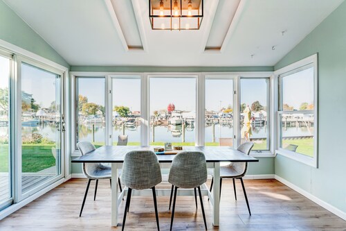 Charming cottage right on the canals of Lake St. Clair!