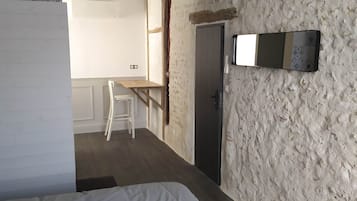 2 bedrooms, travel crib, free WiFi, bed sheets