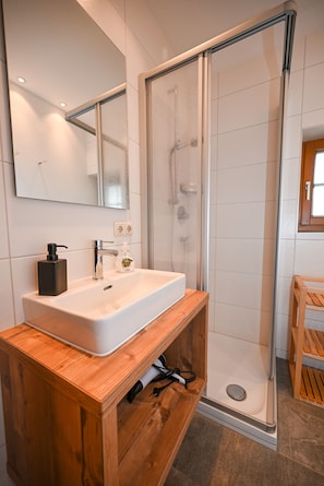 Shower, hair dryer, towels