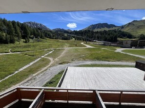 Property grounds - Ski-in/ski-out & foot of the slopes, 2nd floor, view ski slopes, balcony, tv, ski locker, 20m² (La Plagne)