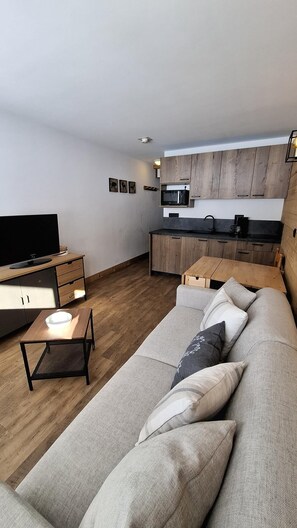 Living area - Ski-in/ski-out & foot of the slopes, 2nd floor, view ski slopes, balcony, tv, ski locker, 20m² (La Plagne)