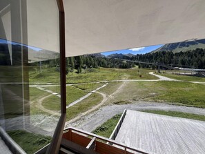 Interior - Ski-in/ski-out & foot of the slopes, 2nd floor, view ski slopes, balcony, tv, ski locker, 20m² (La Plagne)
