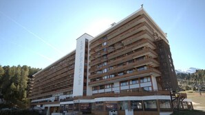 A multi-story hotel with a prominent vertical sign reading "LE FRANCE". - Ski-in/ski-out & foot of the slopes, 2nd floor, view ski slopes, balcony, tv, 20m², La Plagne (La Plagne)