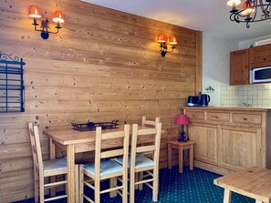 Dining - 20m from resort center, 5th floor, balcony, tv, ski locker, 30m², Les 2 Alpes (Les Deux Alpes)