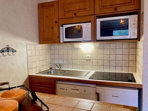 Kühlschrank, Mikrowelle, Ofen, Geschirrspüler