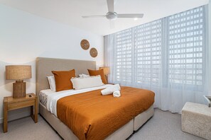 2 室のベッドルーム、デスク、アイロン / アイロン台、旅行用ベビーベッド