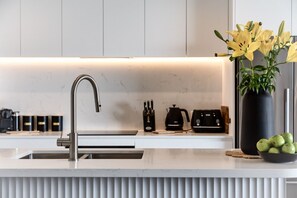 冷蔵庫、電子レンジ、オーブン、コンロ