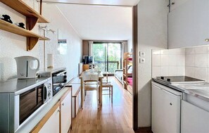 Mikrobølgeovn, kaffetrakter/tekoker og brødrister