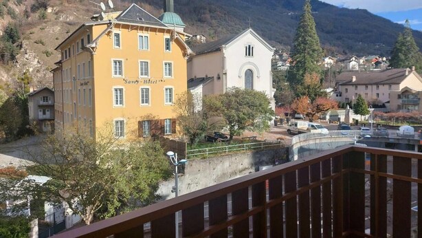 A yellow building with a sign reading "Savoy Hotel" and a white building with a dome. - 100m from resort center, 3rd floor, balcony, tv, ski locker, 30m², Brides Les Bains (Brides-les-Bains)