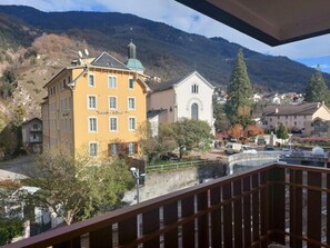 A yellow building with a sign reading "Savoy Hotel" and a white building with a dome. - 200m from ski lifts, 3rd floor, balcony, tv, ski locker, 30m², Brides Les Bains (Brides-les-Bains)
