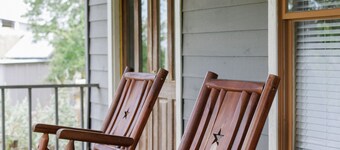 Cute 1 bedroom cottage offering stunning views of the Texas Hill Country.