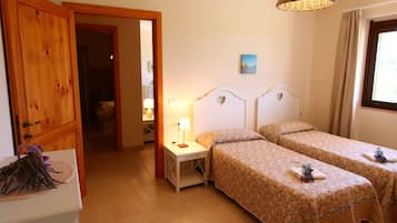 Nhà | 2 phòng ngủ, trang bị nội thất với thiết kế riêng biệt, bộ trải giường