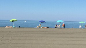 A beach with several umbrellas and people relaxing. - Farmhouse in Montalto Near Sandy Beaches (Montalto di Castro)