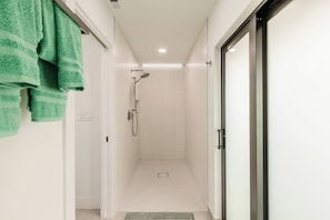 Dusche, Haartrockner, Handtücher, Seife