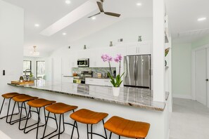 Fridge, microwave, oven, stovetop - Enchanting 3BR modern house on 2.5 wooded acres in fabulous Naples. AC/WiFi/Pet. (Naples)