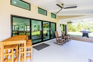 Outdoor dining - Enchanting 3BR modern house on 2.5 wooded acres in fabulous Naples. AC/WiFi/Pet. (Naples)