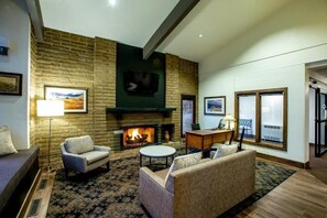Smart TV, fireplace - Charming 2-bedroom condo with hot tub, pool, and ski shuttle in phenomenal Vail (Vail)