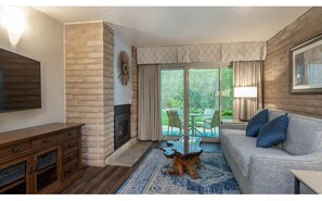 Smart TV, fireplace - Charming 2-bedroom condo with hot tub, pool, and ski shuttle in phenomenal Vail (Vail)