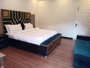 Deluxe tweepersoonskamer, uitzicht op bergen | 1 slaapkamer, geluiddichte muren, een strijkplank/strijkijzer
