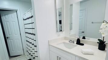 Suihku, hiustenkuivaaja, pyyhkeet, saippua