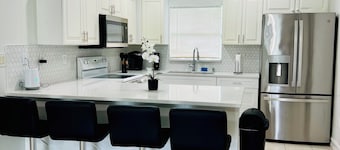 Spacious 4-bedroom house with AC and WiFi in charming Lehigh Acres