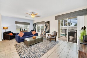TV - EV_910 - 5 Bed 4 Bath Townhome with Kids Bedroom, Screened-in Private Pool (Davenport)