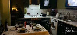 Apartment | Private kitchen | Fridge, microwave, oven, stovetop - Luxurious and Cozy Apartment (Dundee)