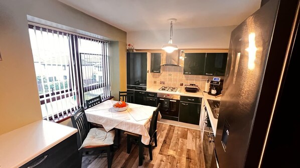 Apartment | Private kitchen | Fridge, microwave, oven, stovetop - Luxurious and Cozy Apartment (Dundee)