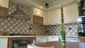 Microwave, oven, dishwasher, cookware/dishes/utensils - Downtown apartment for couples and families.Very quiet. (Asti)