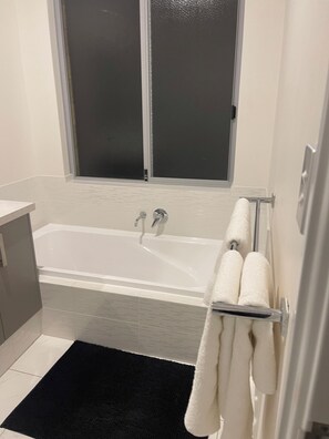 Dusche, Haartrockner, Handtücher, Seife