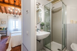 Een douche, een haardroger, handdoeken