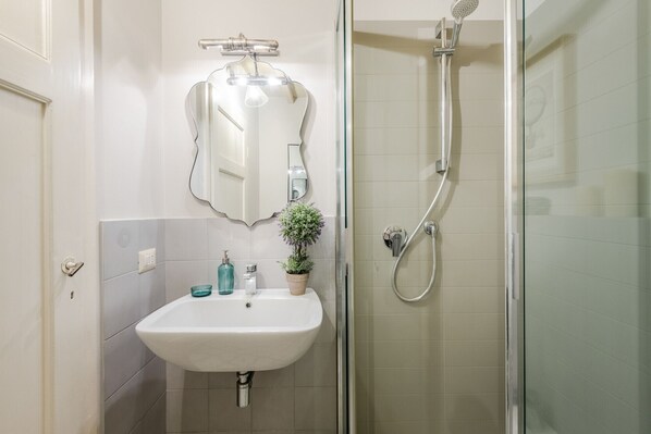 Een douche, een haardroger, handdoeken