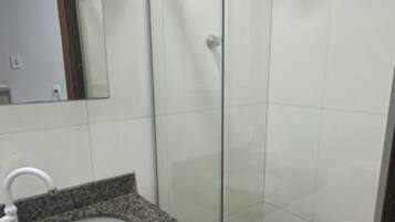 Economy tweepersoonskamer, 1 slaapkamer | Badkamer | Een douche, handdoeken, zeep, toiletpapier