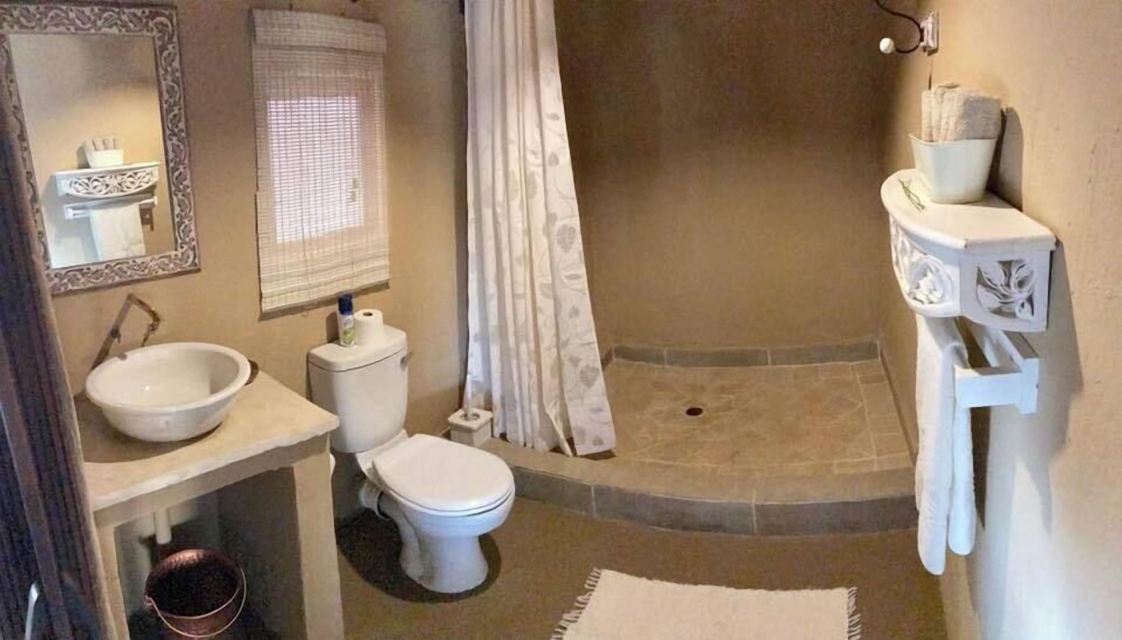 Un baño con lavamanos, inodoro y ducha.