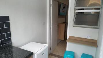 Apartamento | Cozinha privada | Frigobar, micro-ondas